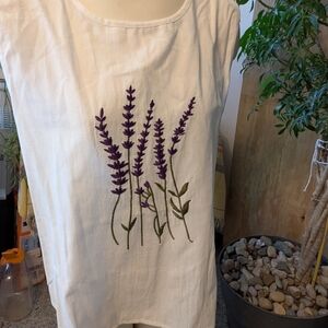 100% White Cotton Embroidered Slvless White Top with Purple Floral Design Sz L